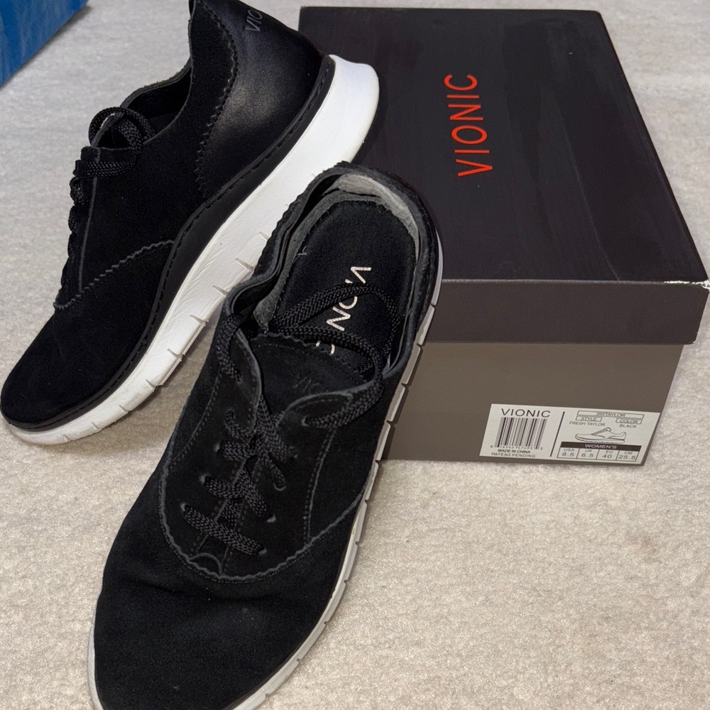 Vionic Women’s Black and White Sneakers 8.5